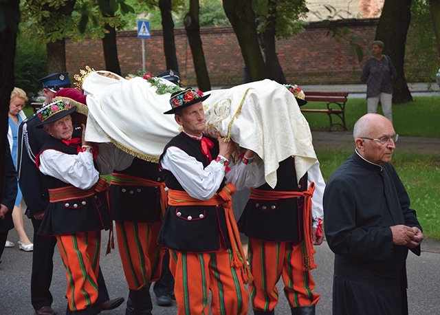 Ulicami Łowicza poniesiono figurę Maryi w trumience.