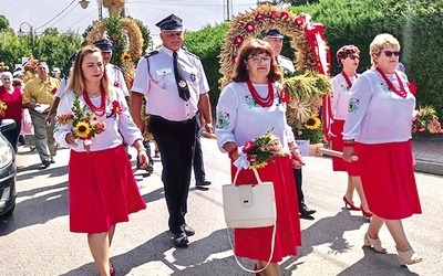 	Barwny korowód z koronami żniwnymi.