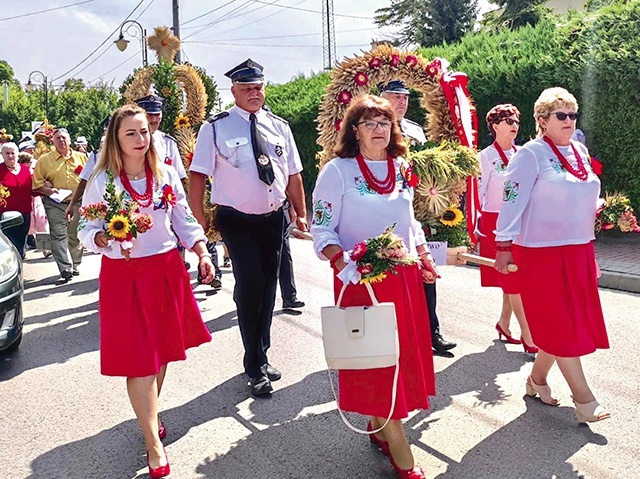 	Barwny korowód z koronami żniwnymi.