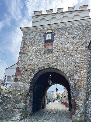 Przed wiekiem ówczesny proboszcz parafii ks. Szymon Pióro umocował na Bramie Warszawskiej wizerunek Maryi.