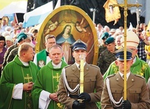 	Obraz Maryi łamiącej strzały wnieśli do świątyni żołnierze.