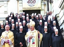 Elżbietanki  z abp. Salvatore Pennacchio i bp. Janem Kopcem.