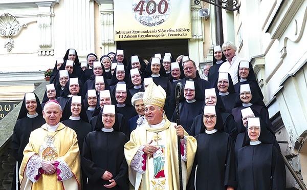 Elżbietanki  z abp. Salvatore Pennacchio i bp. Janem Kopcem.