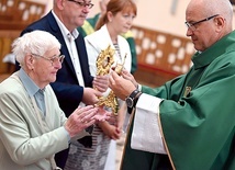 Relikwiarze odebrał proboszcz ks. Czesław Studenny.