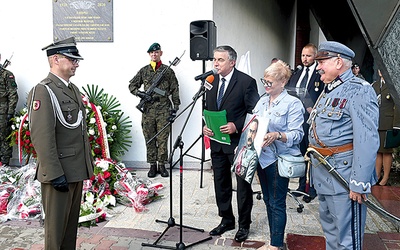 	W imieniu organizatorów jednemu z dowódców podziękował Zbigniew Curyl, który od lat wciela się w rolę marszałka Józefa Piłsudskiego.