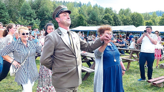 	Festyn rozpoczął polonez, do którego zaproszono wszystkich gości.