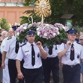 Msza św. zakończyła się procesją eucharystyczną.