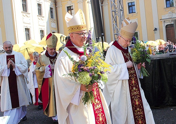 Procesja na rozpoczęcie Mszy św. w uroczystość Wniebowzięcia NMP.