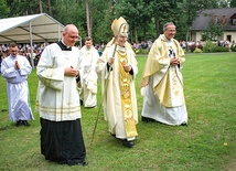 Procesja wejścia  podczas Mszy św.,  której przewodniczył jubilat.