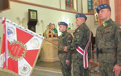 We Mszy św. wzięły udział poczty sztandarowe WP i innych służb mundurowych.