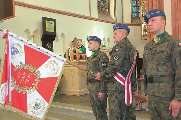 We Mszy św. wzięły udział poczty sztandarowe WP i innych służb mundurowych.