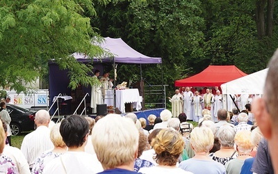 	Pątnicy zgromadzili się na terenie dawnego opactwa cysterskiego 20 sierpnia, gdy w liturgii wspominany był słynny cysters, wielki czciciel Matki Bożej św. Bernard z Clairvaux.