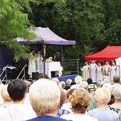 	Pątnicy zgromadzili się na terenie dawnego opactwa cysterskiego 20 sierpnia, gdy w liturgii wspominany był słynny cysters, wielki czciciel Matki Bożej św. Bernard z Clairvaux.