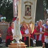 Uroczystości okrasiły barwne kurpiowskie stroje.