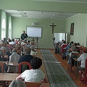 Wykłady, spotkania w grupach, liturgia i zwiedzanie – tak wyglądały ćwiczenia akademicko-duchowe, których uczestnicy chwalili sobie ciszę i spokój, jakie dawały im w te dni mury przy ul. Nowowiejskiego.