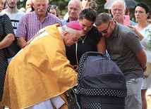 Biskup Roman Marcinkowski w rozmowie z rodzicami najmłodszych w czasie tegorocznej uroczystości Wniebowzięcia Matki Bożej.