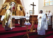 Arcybiskup krakowski z proboszczem ks. Dariuszem Ostrowskim ustawili na ołtarzu relikwie św. Maksymiliana Marii Kolbego.