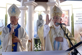 Uroczystego błogosławieństwa udzielili (od lewej) ordynariusz radomski i metropolita częstochowski.