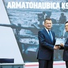 Minister obrony narodowej Mariusz Błaszczak oraz prezes Koncernu Hanwha Defense Jaeil Son ustalili szczegóły umowy umożliwiającej zakup w Korei Południowej sprzętu dla Wojska Polskiego.