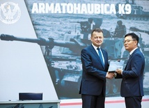 Minister obrony narodowej Mariusz Błaszczak oraz prezes Koncernu Hanwha Defense Jaeil Son ustalili szczegóły umowy umożliwiającej zakup w Korei Południowej sprzętu dla Wojska Polskiego.