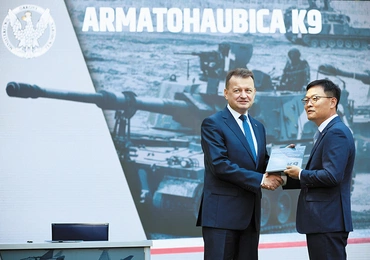 Minister obrony narodowej Mariusz Błaszczak oraz prezes Koncernu Hanwha Defense Jaeil Son ustalili szczegóły umowy umożliwiającej zakup w Korei Południowej sprzętu dla Wojska Polskiego.
