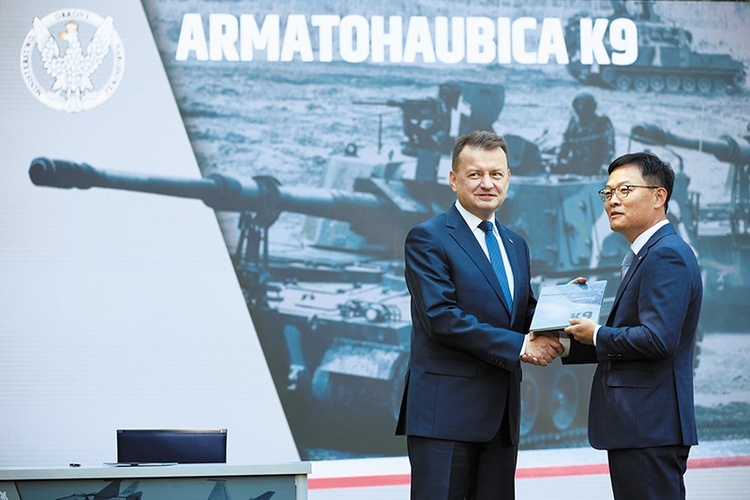 Minister obrony narodowej Mariusz Błaszczak oraz prezes Koncernu Hanwha Defense Jaeil Son ustalili szczegóły umowy umożliwiającej zakup w Korei Południowej sprzętu dla Wojska Polskiego.