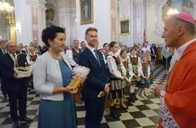 Delegacja władz powiatu w procesji z darami.