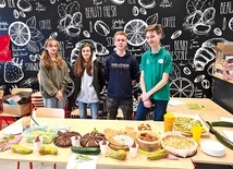W ramach Dnia Zdrowej Żywności uczniowie przygotowywali stoiska z daniami, których motywem przewodnim były wylosowane owoc i warzywo 