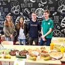 W ramach Dnia Zdrowej Żywności uczniowie przygotowywali stoiska z daniami, których motywem przewodnim były wylosowane owoc i warzywo 
