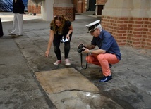 Odkrycie dawnych płyt nagrobnych w katedrze opolskiej