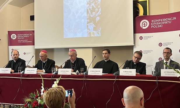 Synod wskazuje na potrzebę uczenia się wspólnego wędrowania
