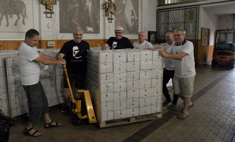 Paczki są już przygotowane do transportu.