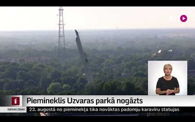 Piemineklis Uzvaras parkā nogāzts