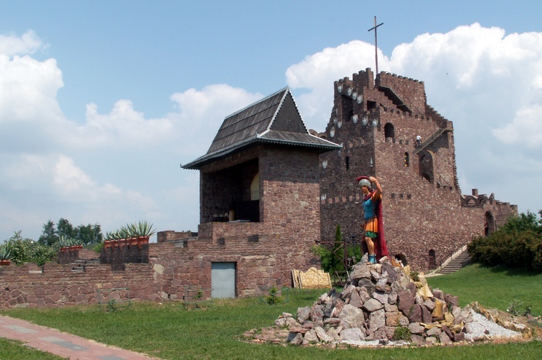 Golgota Wschodu, a przed nią  scena polowego ołtarza w sanktuarium.