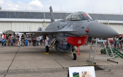 F-16 - myśliwiec 4. generacji; w polskich siłach zbrojnych od 2006 roku. Już kilkakrotnie można go było oglądać na pokazach i wystawach lotniczych w Radomiu.
