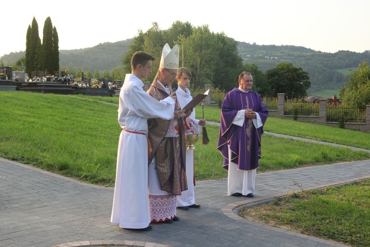 Modlitwa na cmenatrzu w Zabrzeży