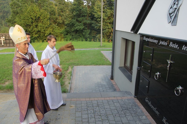 Modlitwa na cmenatrzu w Zabrzeży