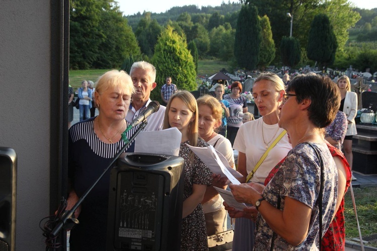 Modlitwa na cmenatrzu w Zabrzeży