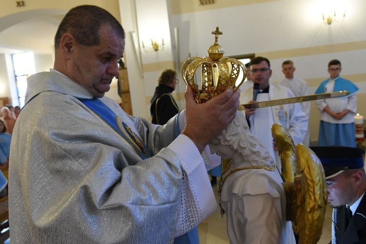 Wymownym gestem nawiedzenia jest nałożenie korony na głowę św. Michała Archanioła przez proboszcza parafii ks. Wojciecha Prusa.