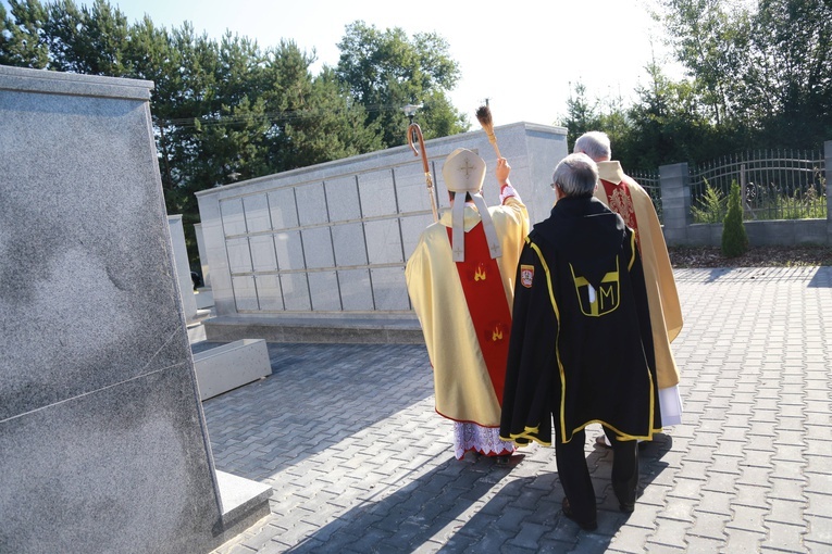Poświęcenie cmentarza w Nawojowej