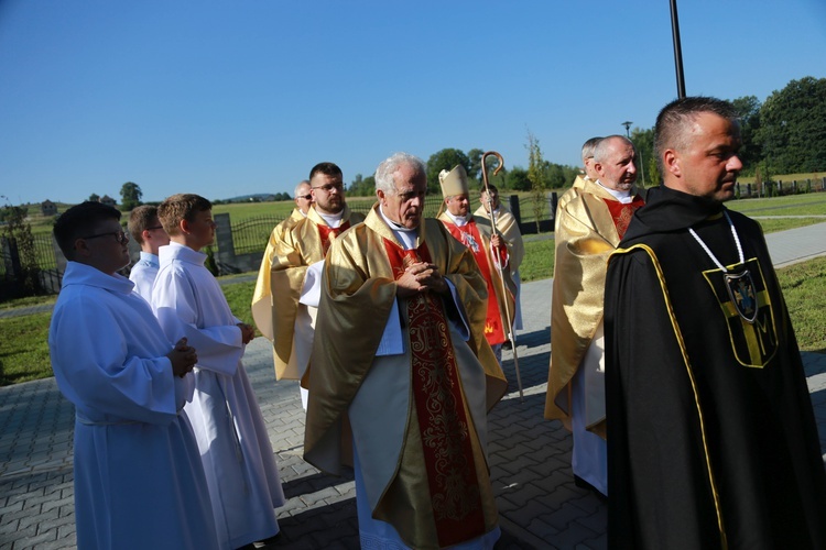 Poświęcenie cmentarza w Nawojowej