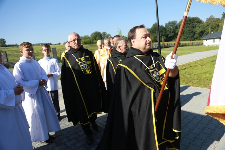 Poświęcenie cmentarza w Nawojowej