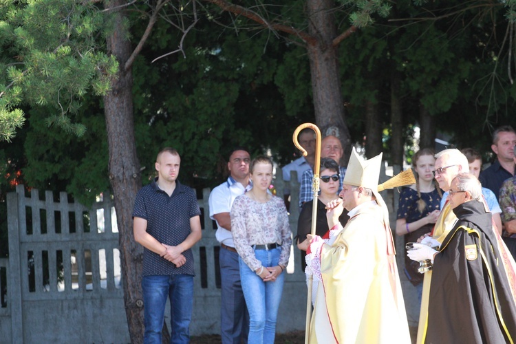 Poświęcenie cmentarza w Nawojowej