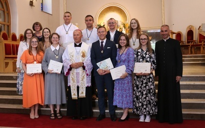 Z animatorami, którzy przyjęli krzyże animatorskie, bp Marek Solarczyk, ks. Krzysztof Dukielski i s. Małgorzata Kobylarz. 