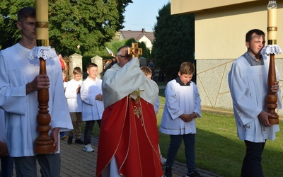 Relikwie św. Andrzeja Boboli w procesji do kościoła wniósł ksiądz proboszcz Stanisław Turek.