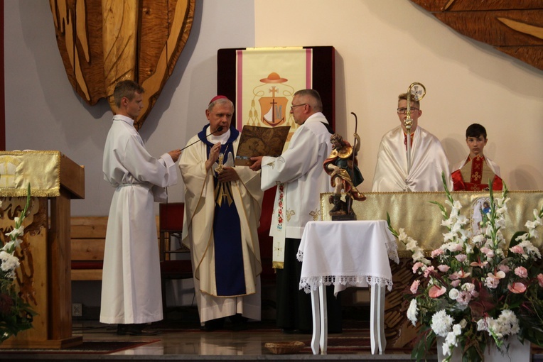 Parafia otrzymała cenny dar – zabytkową figurę św. Rocha.