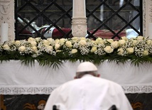 Franciszek modlił się przy grobie Celestyna V - pierwszego papieża, który złożył rezygnację