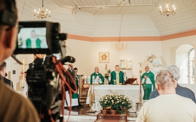 Dzięki transmisji TVP w Mszy św. można było duchowo uczestniczyć na całym świecie.