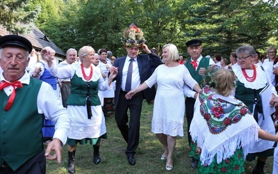 Przed dworem z Brzeziec odbyła się inscenizacja pt. "Dożynki". W rolę dziedziców wcielili się Ilona Jaroszek i Zbigniew Skuza.