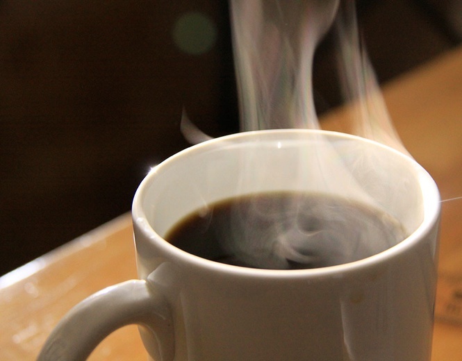 Załoga karetki spełniła marzenie chorej kobiety: mogła się napić kawy z baru